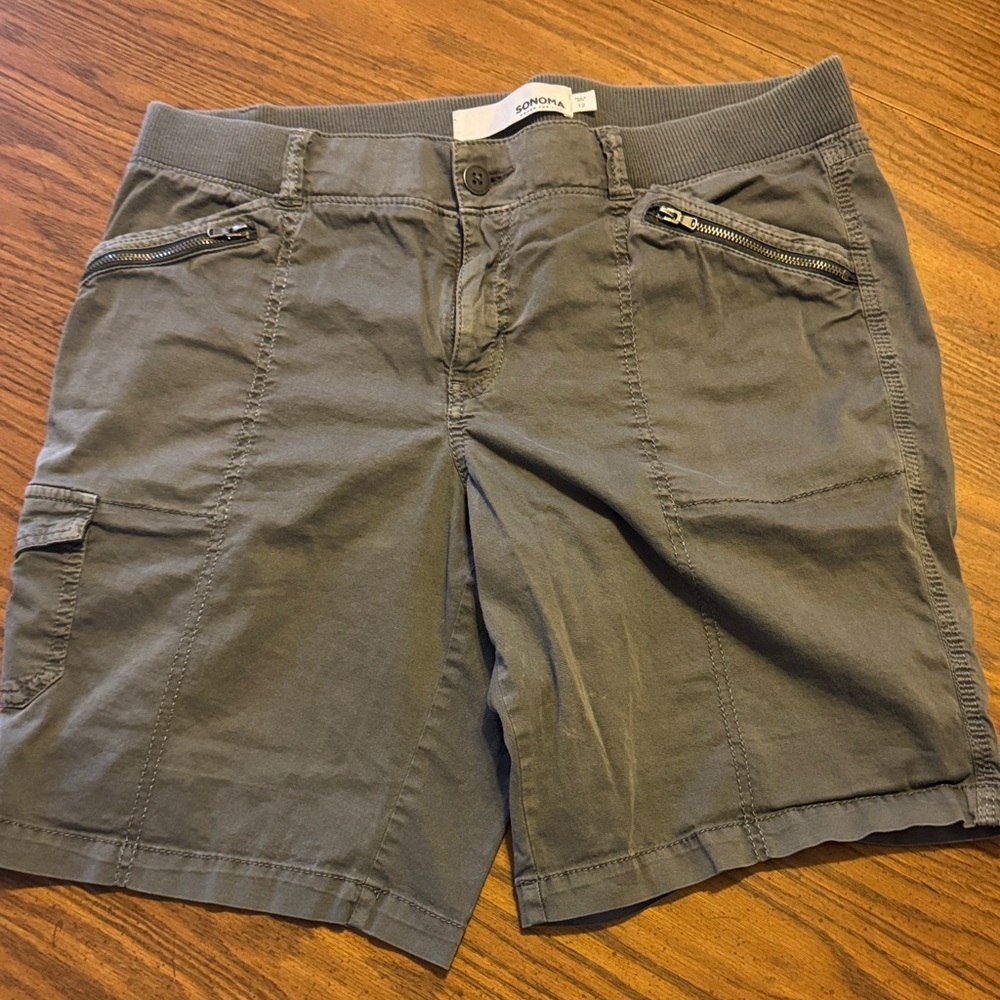 Sonoma Women's Cargo Shorts in Dark Gray